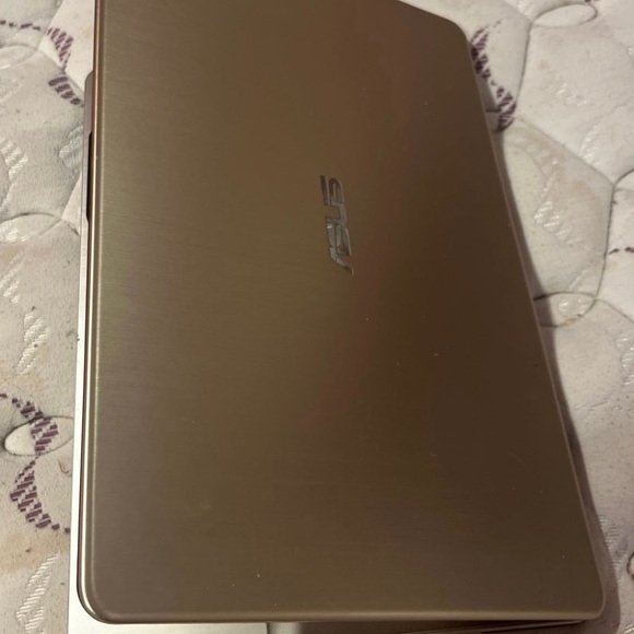 2020 ASUS Vivobook Notebook Laptop - Picture 5 of 7